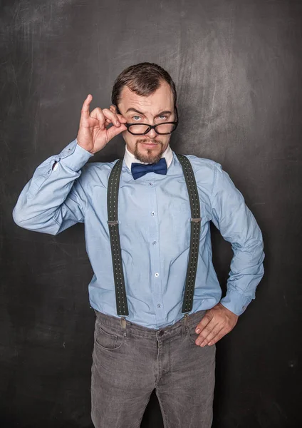 Pohledný, přísný učitel v brýlích na tebe — Stock fotografie