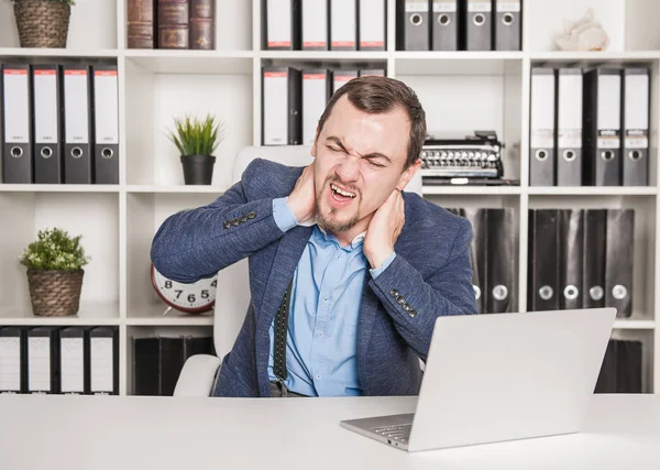 Uomo d'affari con dolore al collo che lavora in ufficio — Foto Stock