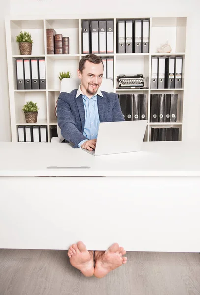 Feliz hombre de negocios descalzo trabajando en la oficina —  Fotos de Stock