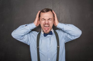 Tahtada kulaklarını ören çığlık atan öğretmen adam 