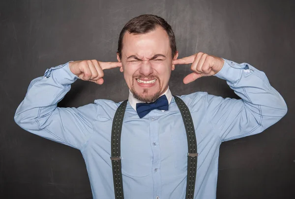 Ongelukkige leraar man houdt vingers in de oren — Stockfoto