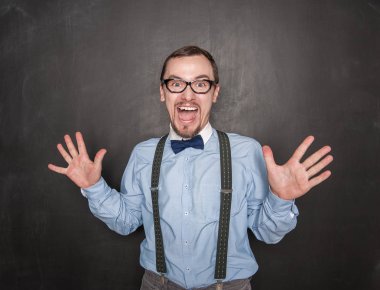 Mutlu komik öğretmen adam kara tahtada gülmek