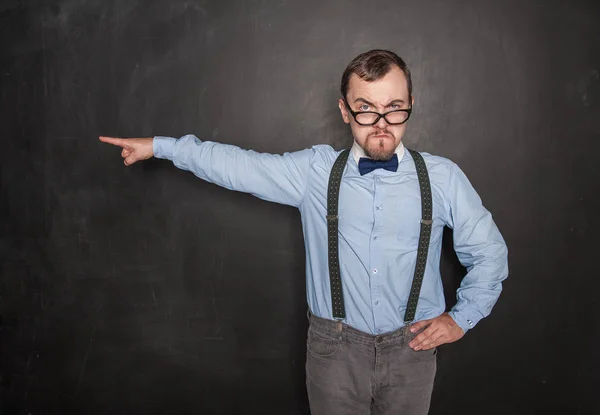 Strikte leraar man in brillen wijzend op Blackboard — Stockfoto