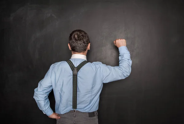 Business man knock av knytnäve på Blackboard. Koncept för affärsmöjlighet — Stockfoto