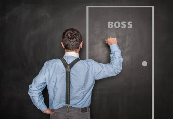 Business man knock av knytnäve på Boss Door Blackboard — Stockfoto