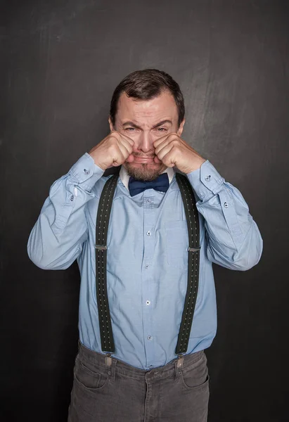 Grappig leraar man huilen op Blackboard — Stockfoto