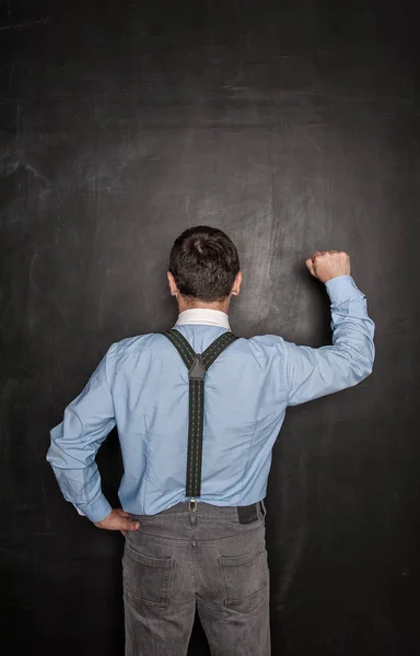 Business man knock av knytnäve på Blackboard. Koncept för affärsmöjlighet — Stockfoto