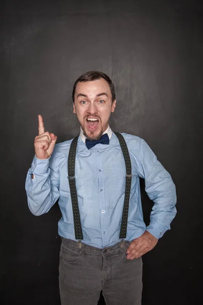 Boos schreeuwen leraar met vinger omhoog op Blackboard — Stockfoto