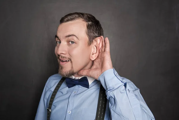 Grappig man met groot oor meekijken op Blackboard — Stockfoto