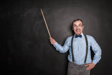 Tahta üzerinde işaretçi ile Komik mutlu öğretmen adam 