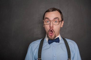 Şaşırttı Komik öğretmen veya iş adamı kara tahta üzerinde 