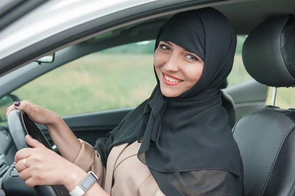 Gyönyörű Arab muzulmán nő autós — Stock Fotó