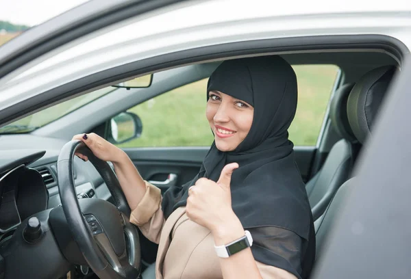 Gyönyörű Arab muzulmán nő autós és mutatja remek — Stock Fotó