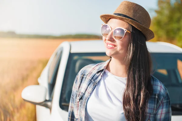 Schönes Frauenporträt mit weißem Auto im Sommerfeld — Stockfoto