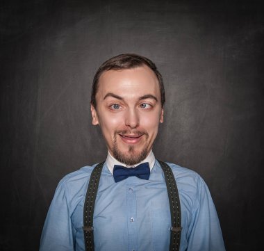 Tahta üzerinde komik çılgın öğretmen veya iş adam 