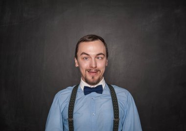 Tahta üzerinde komik çılgın öğretmen veya iş adam 