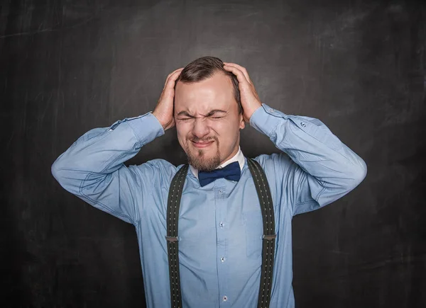 Stilig lärare man med huvudvärk på Blackboard — Stockfoto