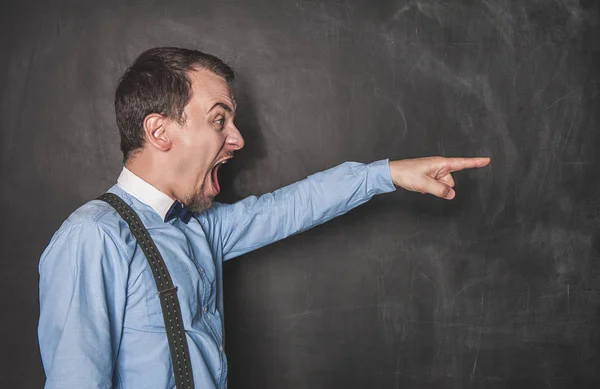 Boos schreeuwende leraar man die op Blackboard wijst — Stockfoto