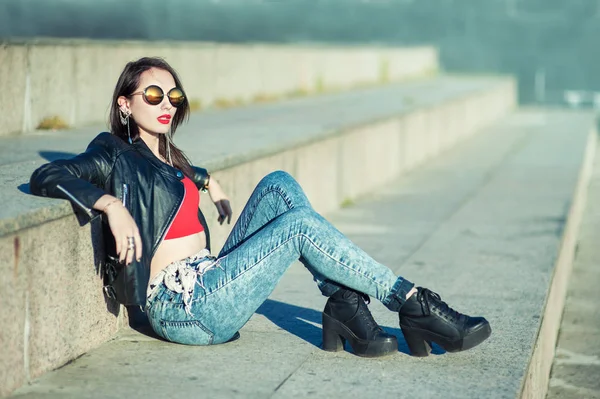Vackra mode hipster trendig tjej i solglasögon — Stockfoto