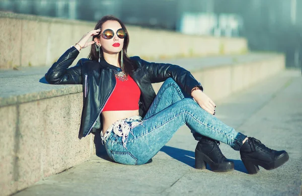 Hermosa moda hipster chica de moda en gafas de sol — Foto de Stock