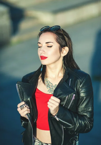 Hermosa moda hipster chica de moda en chaqueta de cuero — Foto de Stock