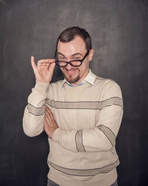 Gözlüklü komik öğretmen tahtada sana bakıyor 