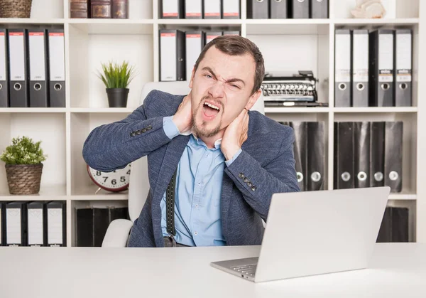 Affärsman med smärta i nacken som arbetar i Office — Stockfoto