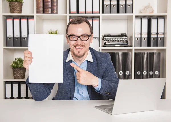 Happy Business man visar på tomt ark i Office — Stockfoto