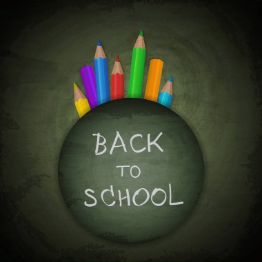 Renkli kalemler ile Chalkboard arka plan. Okula dönüş desi