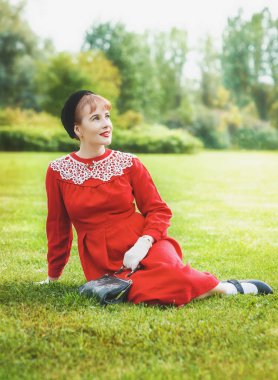 Kırmızı elbise güzel mutlu kadın retro tarzı 