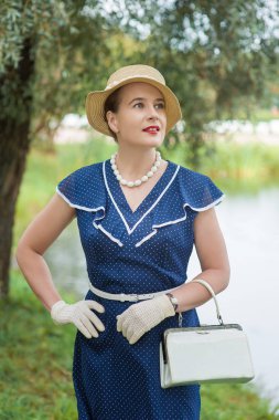 Mavi elbise güzel kadın retro tarzı 