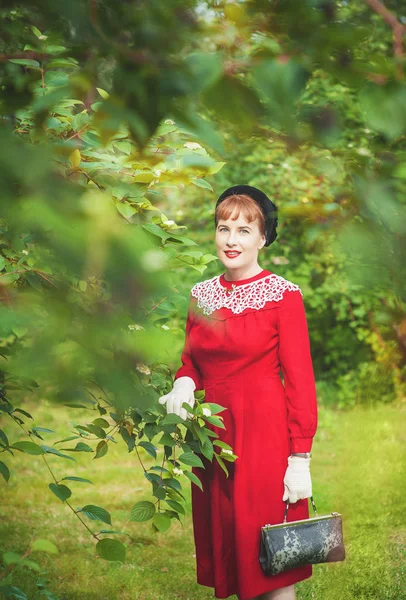 Piękna kobieta w stylu retro w czerwonej sukni — Zdjęcie stockowe