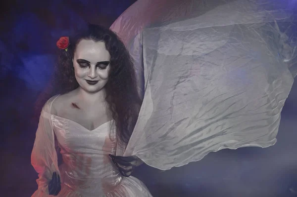 Hermosa mujer de piel pálida en estilo gótico. Escena de Halloween — Foto de Stock