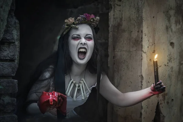 Novia muerta espeluznante con velas gritando. Escena de Halloween —  Fotos de Stock