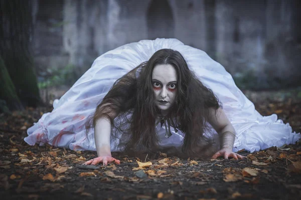 Creepy dead bride crawling. Halloween scene — Stock Photo, Image