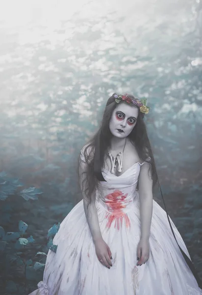 Flippante mariée morte dans la forêt. Scène Halloween — Photo