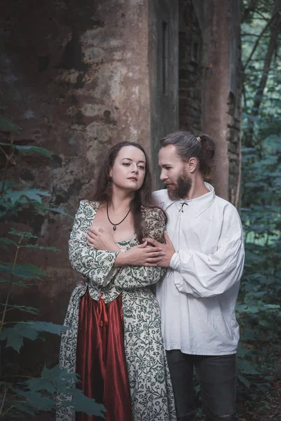 Mooie paar man en vrouw in middeleeuws kostuum — Stockfoto