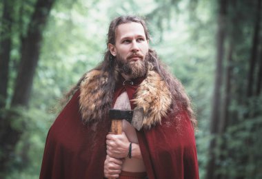 Demir baltalı savaşçı Viking adam 