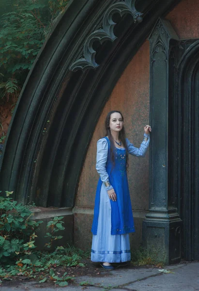 Piękna kobieta w niebieski strój średniowieczny odkryty — Zdjęcie stockowe