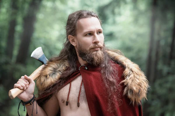 Guerrero Vikingo con hacha de hierro —  Fotos de Stock