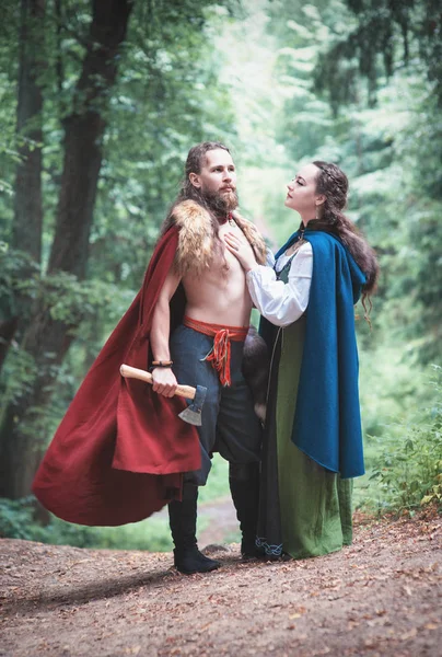 Guapo guerrero vikingo hombre con hermosa mujer medieval outdoo — Foto de Stock