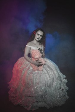 Oyuncak ayı ile beyaz gelinlik güzel hayalet kadın