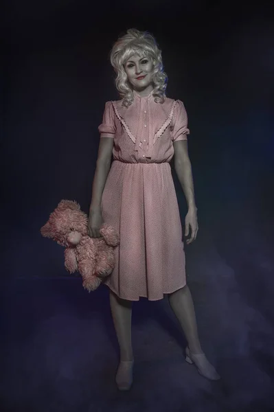Женщина-призрак в ретро-платье с плюшевым мишкой — стоковое фото