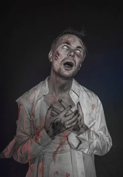 Horror hombre zombie terrible. Escena de Halloween —  Fotos de Stock