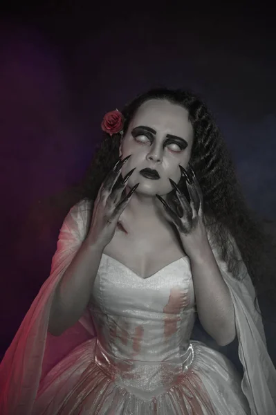 Mulher fantasma terrível em vestido de noiva. Cena de Halloween — Fotografia de Stock