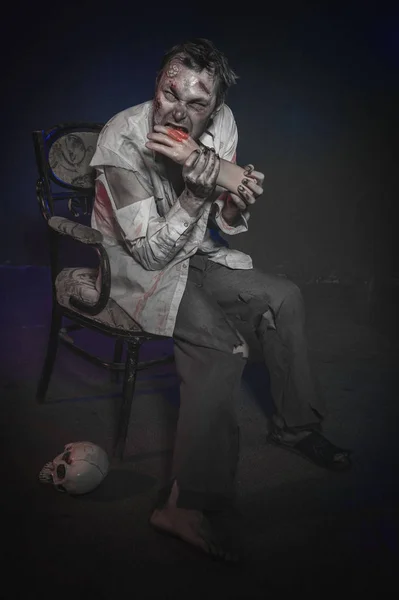 Horreur terrible zombie homme mangeant la main. Scène Halloween — Photo