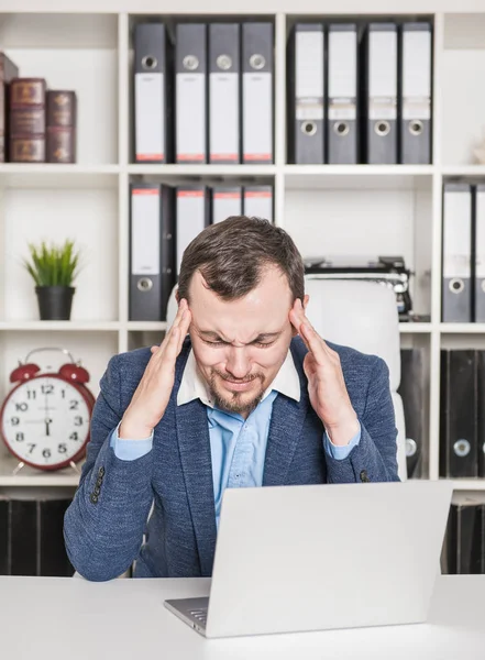 Hombre de negocios con estrés y dolor de cabeza en la oficina — Foto de Stock