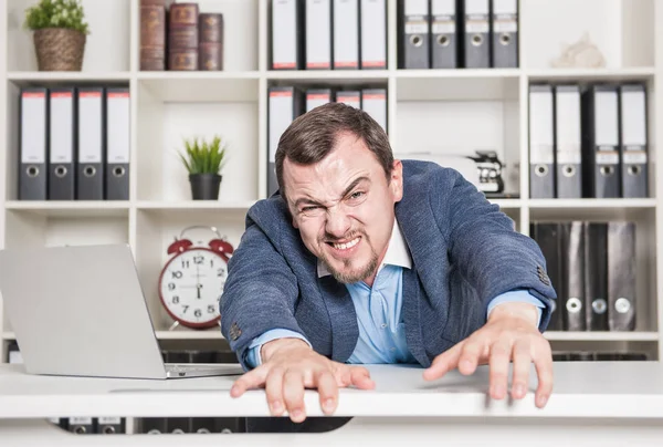 Hombre de negocios cansado trabajando en la oficina. Concepto de trabajo excesivo —  Fotos de Stock