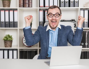 Ofiste evet jesti ile yakışıklı iş adamı patron