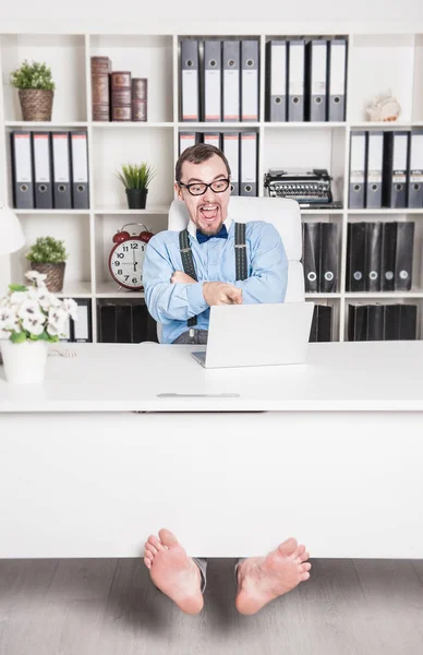 Bonito homem de negócios descalço feliz no escritório — Fotografia de Stock